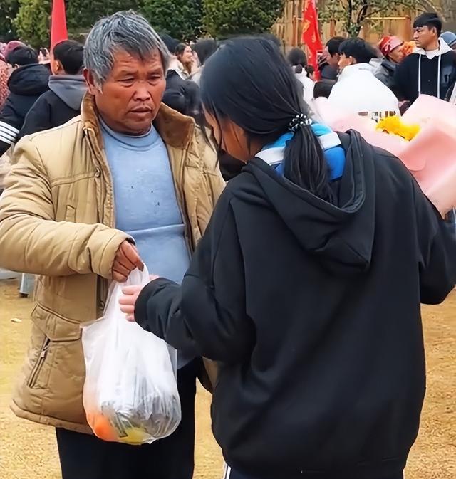 父亲手捧鲜花雨中寻找孩子 感动无数网友