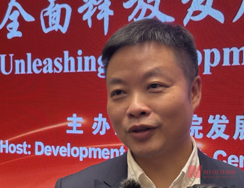何小鹏在论坛活动现场接受记者采访 每经记者 张蕊 摄
