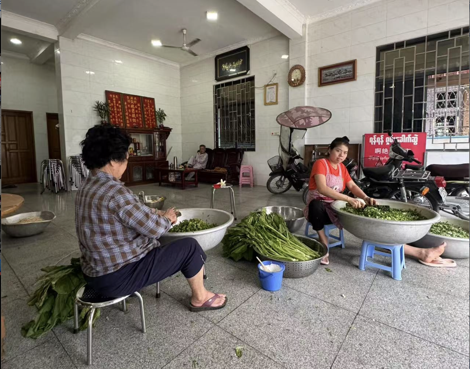 （资料图）啊艳一家正在为客人准备早餐。受访者供图